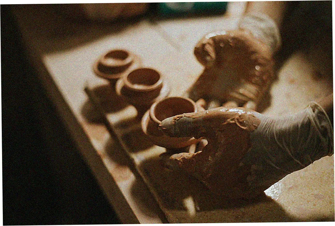 How have terracotta warriors survived earthquakes?