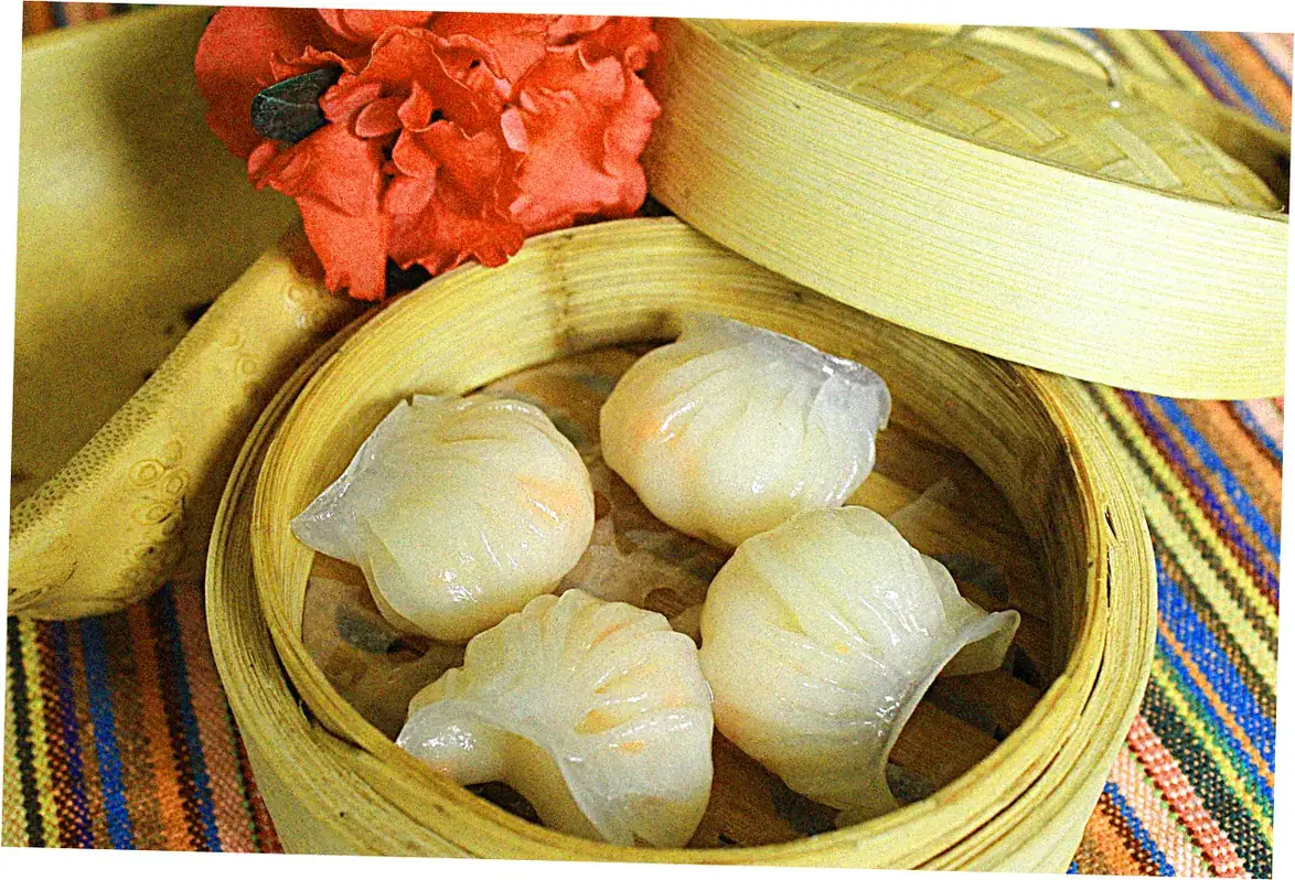How to make authentic Chengdu dumplings at home?