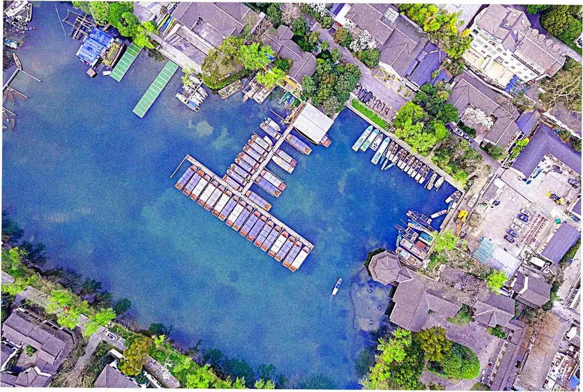 Working with Chinese travel agencies can make your Hangzhou West Lake trip amazing.