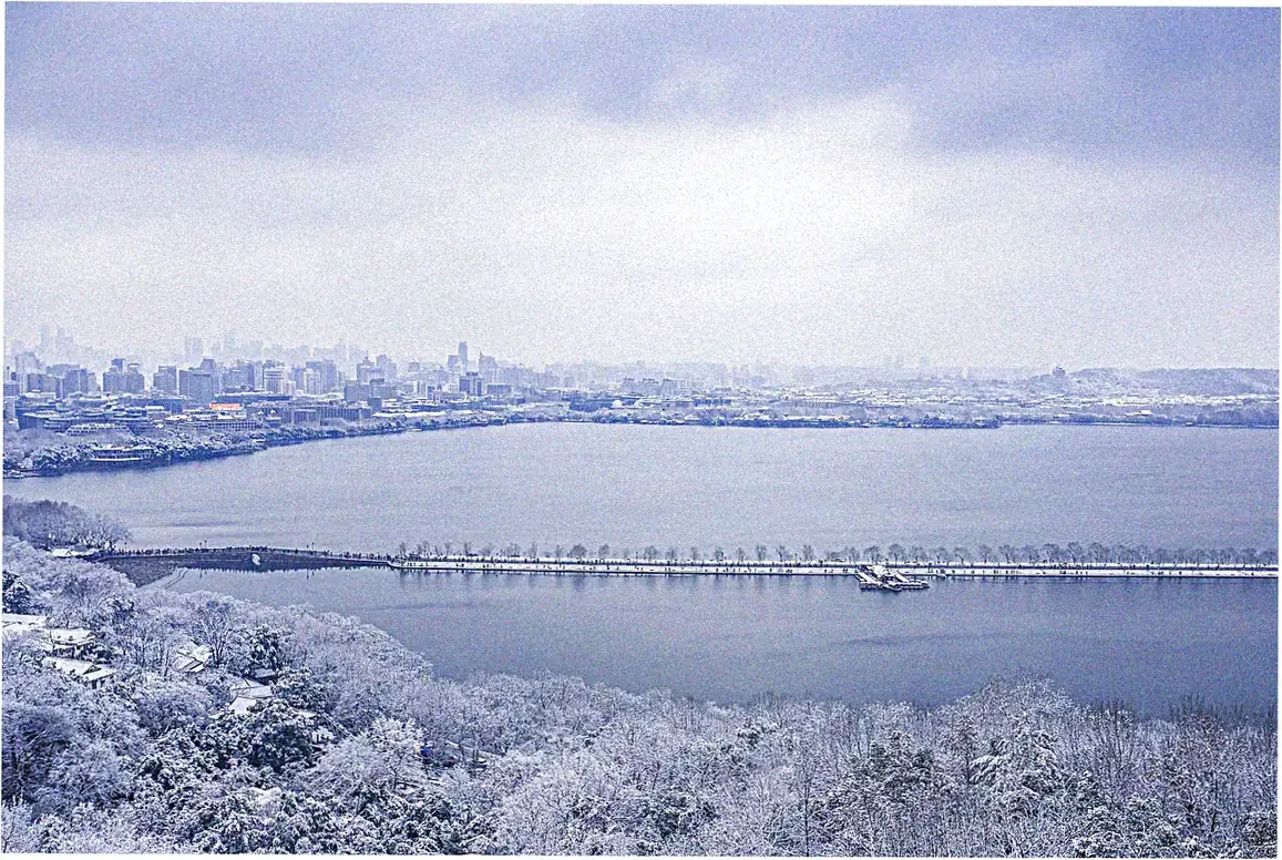 Working with Chinese travel agencies can make your Hangzhou West Lake trip amazing.