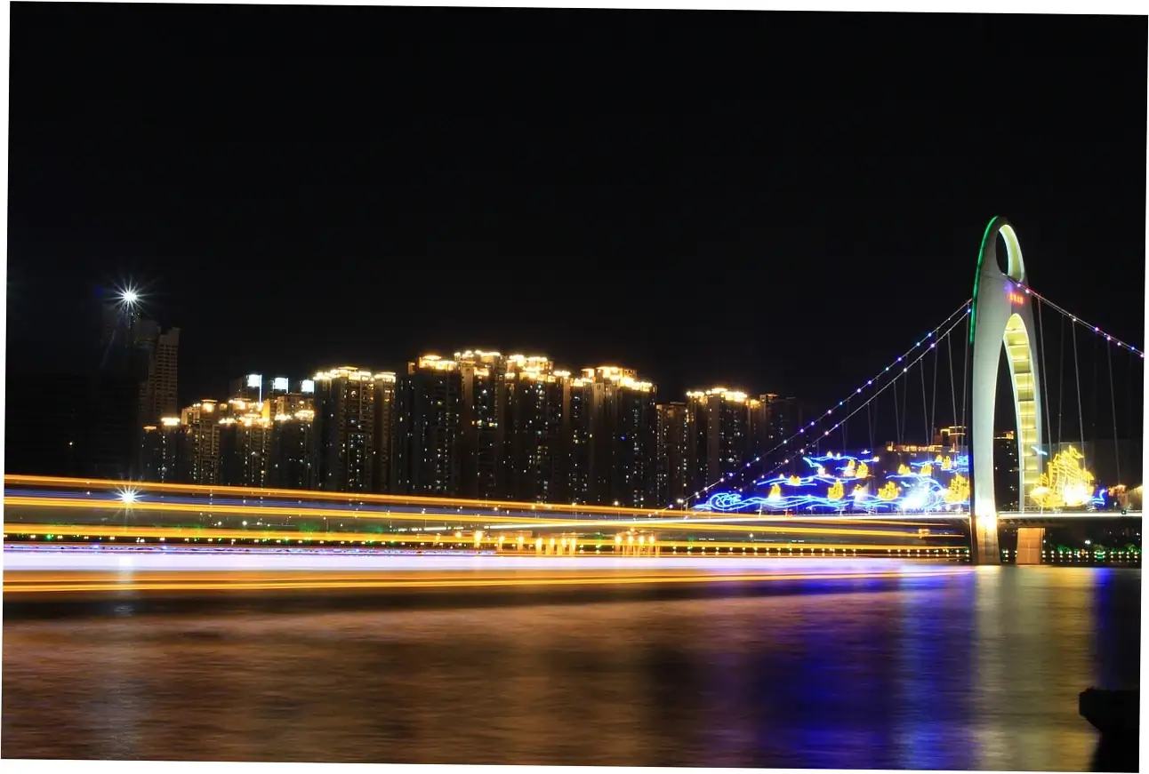 You can enjoy Guangzhou Tower views while taking Pearl River cruises