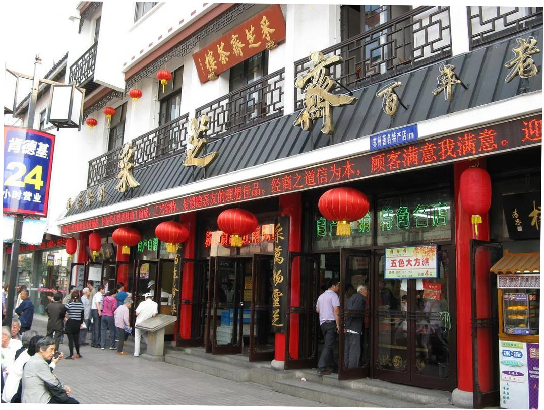 How to Choose Between Self-Guided vs. Group Tours