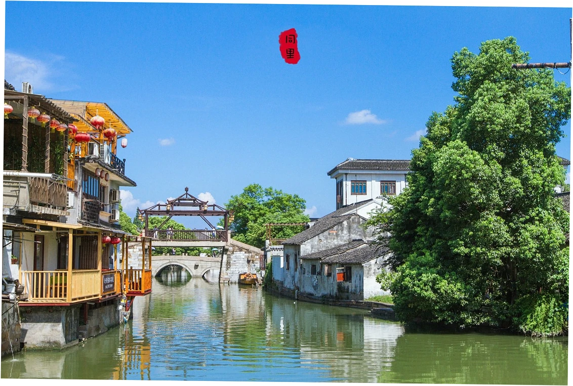 How to Choose Between Self-Guided vs. Group Tours