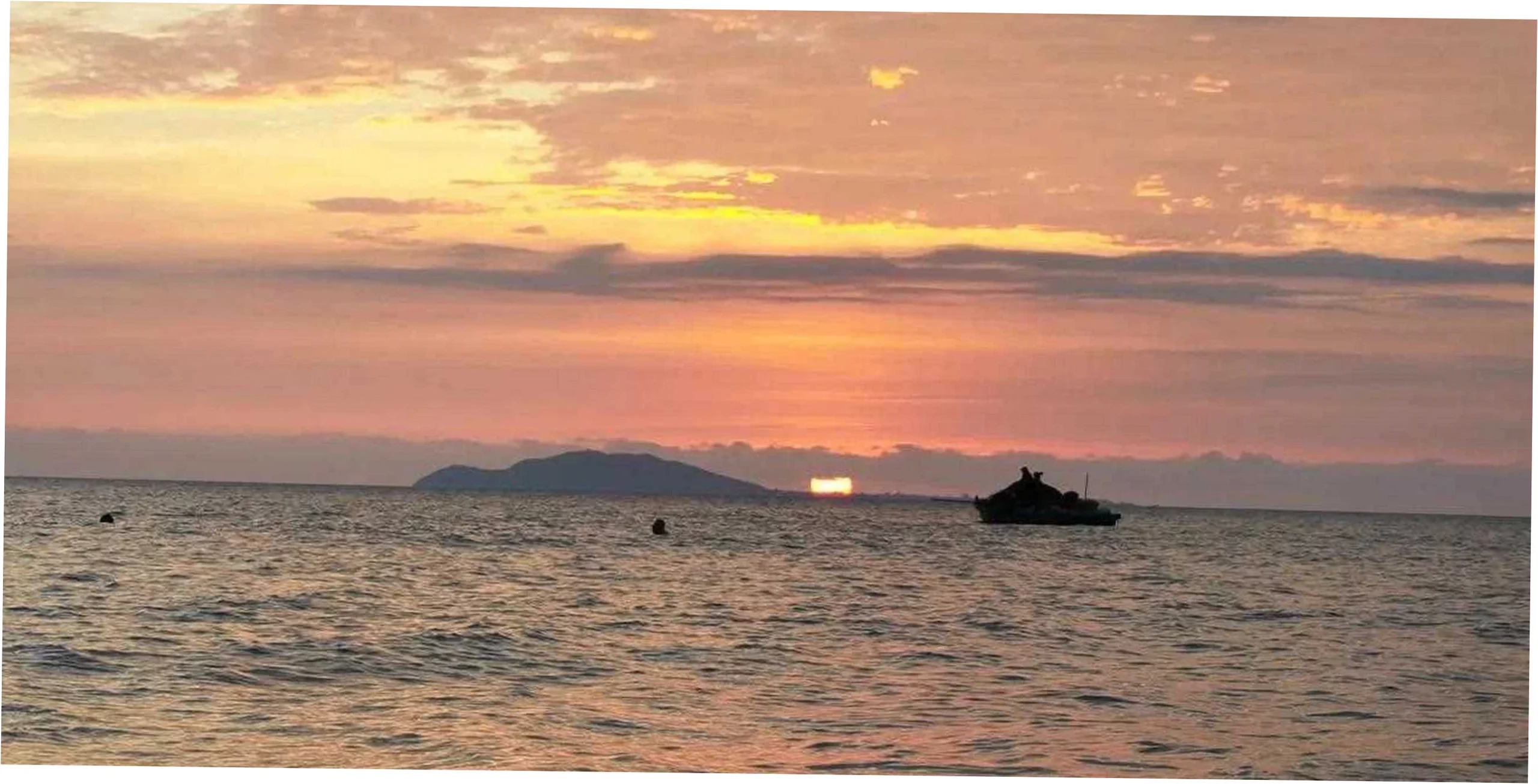 When is the best time to visit Sanya Bay for my trip?